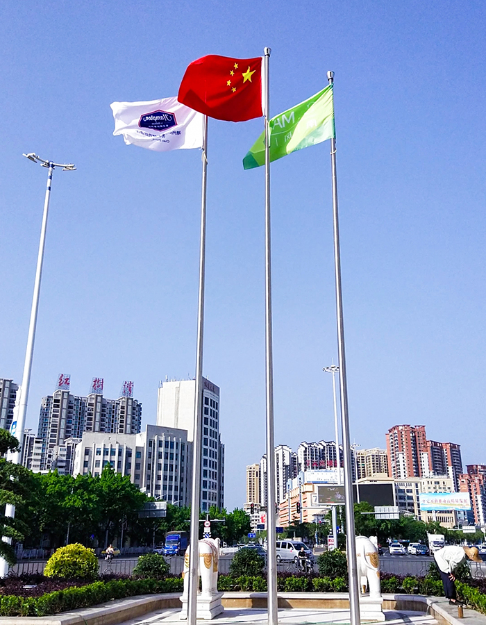 Conical stainless steel hand-cranked lifting flagpole